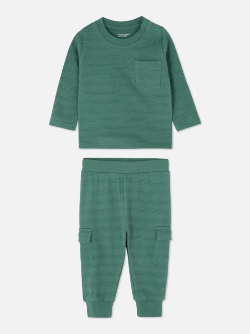 Conjunto De Camiseta Texturizada Y Pantalones Cargo