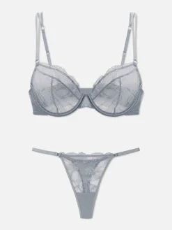 Conjunto De Sujetador Sin Relleno Y Tanga De Encaje