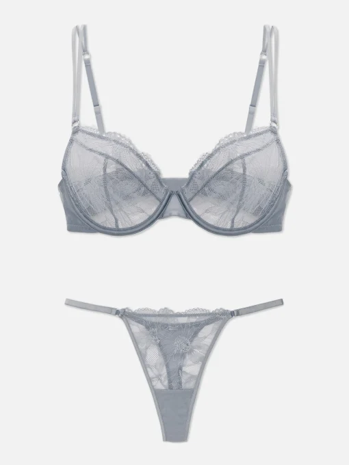 Conjunto De Sujetador Sin Relleno Y Tanga De Encaje