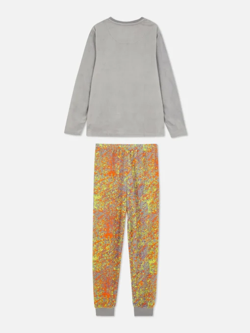 Pijama De Velvetón Con Calavera Y Pintura