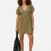 Vestido Con Vuelo, Cuello De Pico Y Mangas Abullonadas